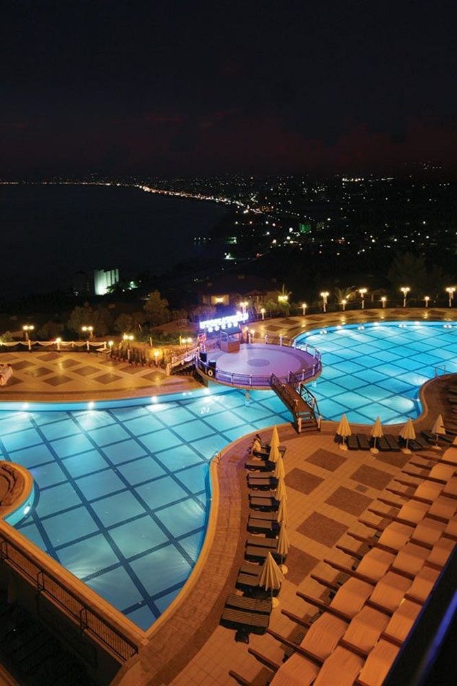 UTOPIA WORLD HOTEL photo 2
