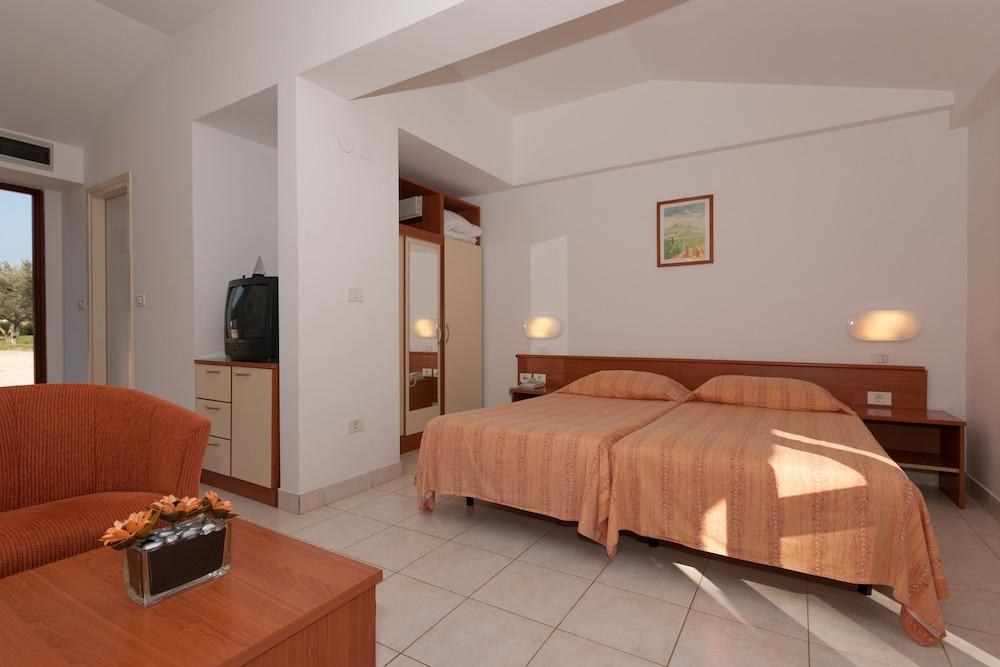 TOURIST SETTLEMENT VILLAS RUBIN photo 3