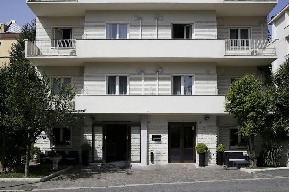 HOTEL CLUB HOUSE photo 3