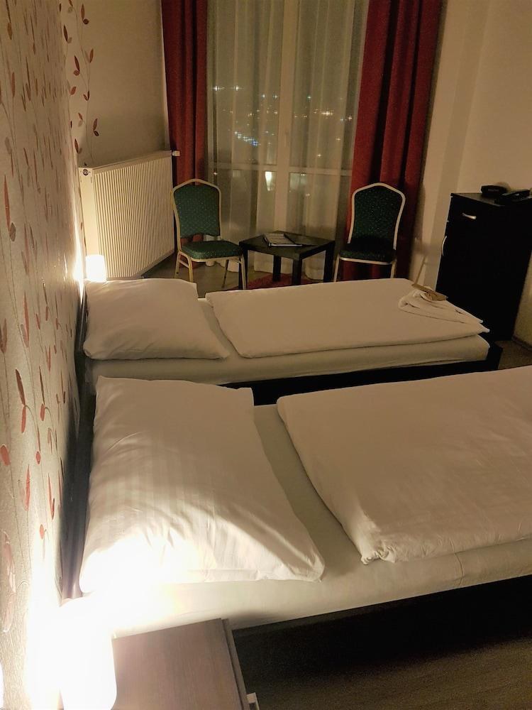HOTEL MODENA photo 2