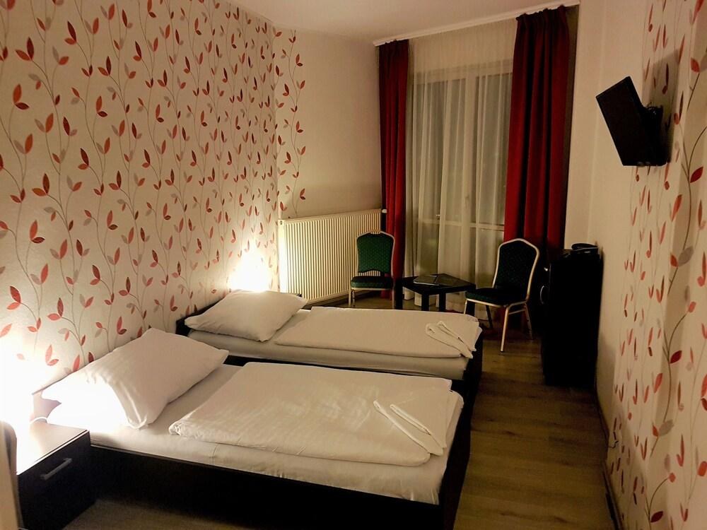 HOTEL MODENA photo 4