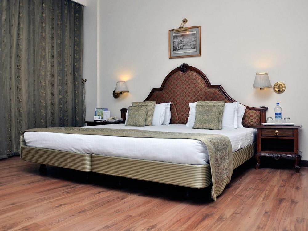 CLARKS AVADH photo 3