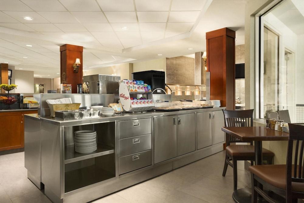 TRAVELODGE STRATHMORE photo 2