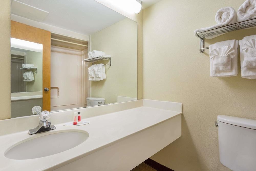 HOWARD JOHNSON INN WILLIAMSBURG photo 2