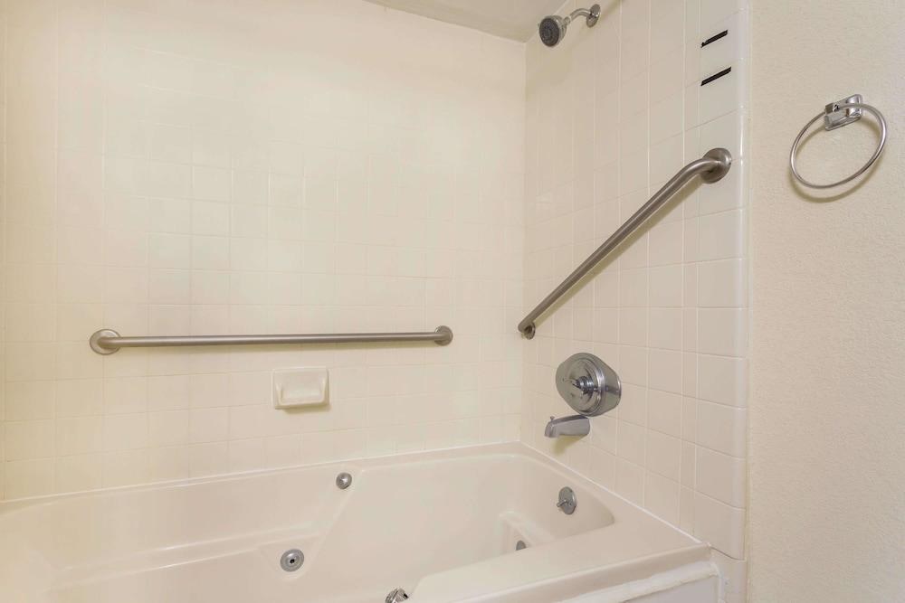 HOWARD JOHNSON INN WILLIAMSBURG photo 3