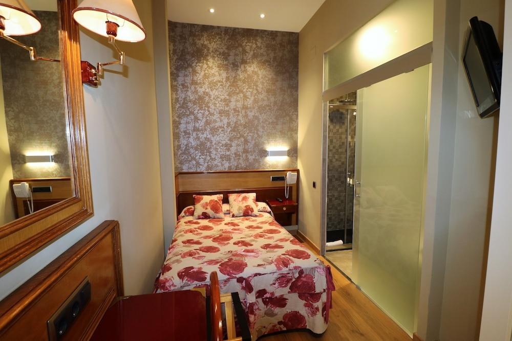 HOSTAL HISPANO ARGENTINO photo 1
