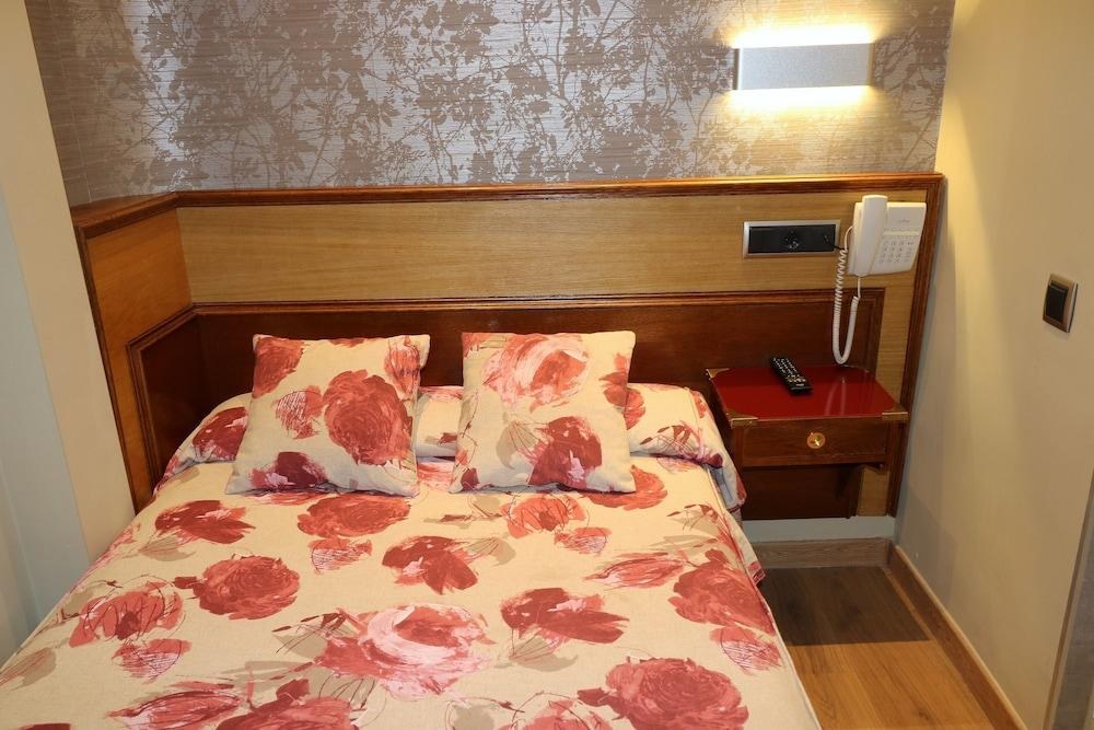 HOSTAL HISPANO ARGENTINO photo 2