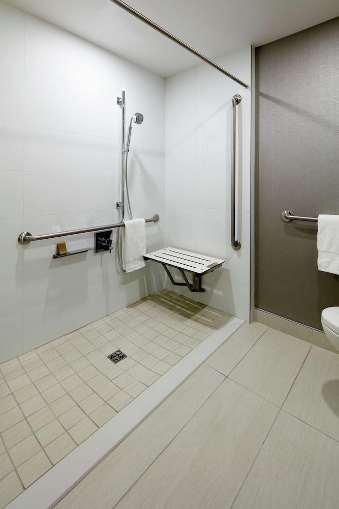 DOUBLETREE BY HILTON MONTREAL photo 4