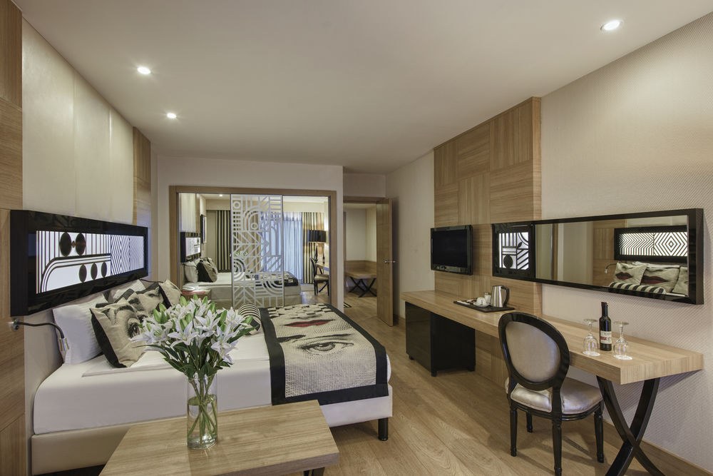 DELPHIN IMPERIAL photo 1