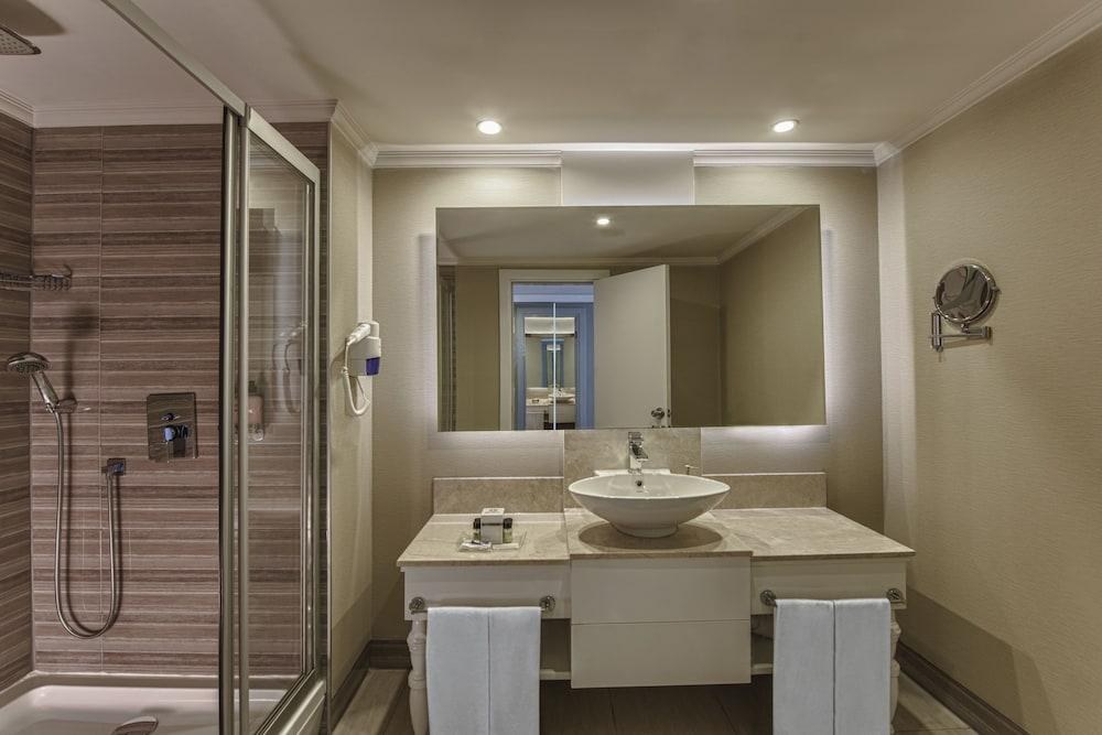DELPHIN IMPERIAL photo 3