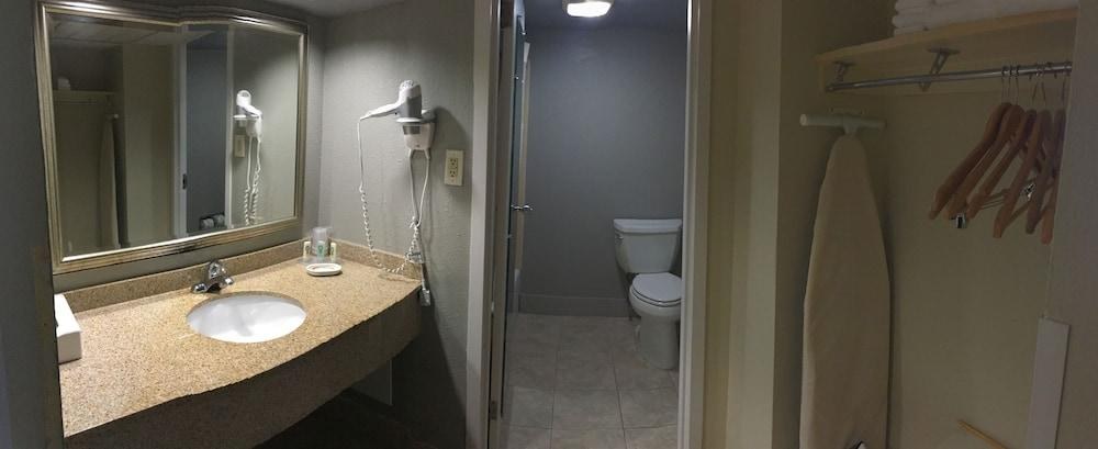 QUALITY INN & SUITES OCEANFRONT photo 2