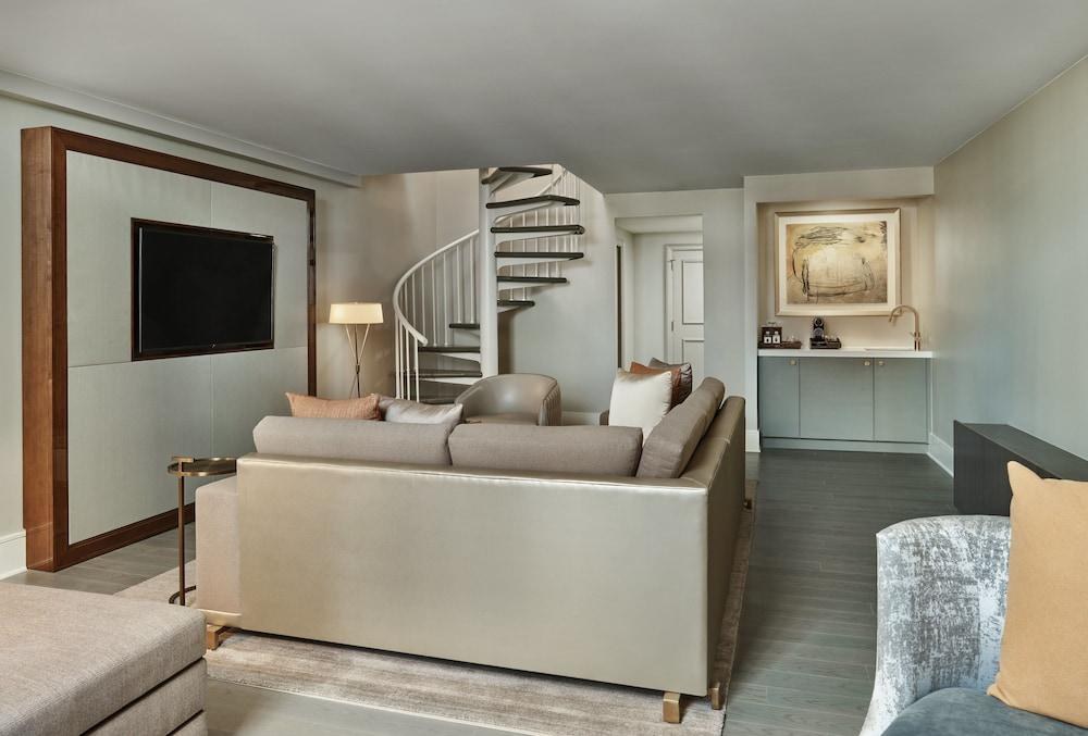 CRESCENT COURT photo 3