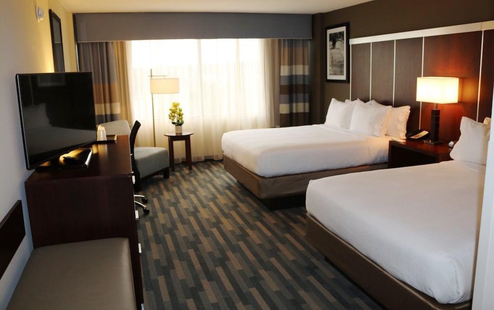 DOUBLETREE BY HILTON RALEIGH CRABTREE VALLEY photo 2