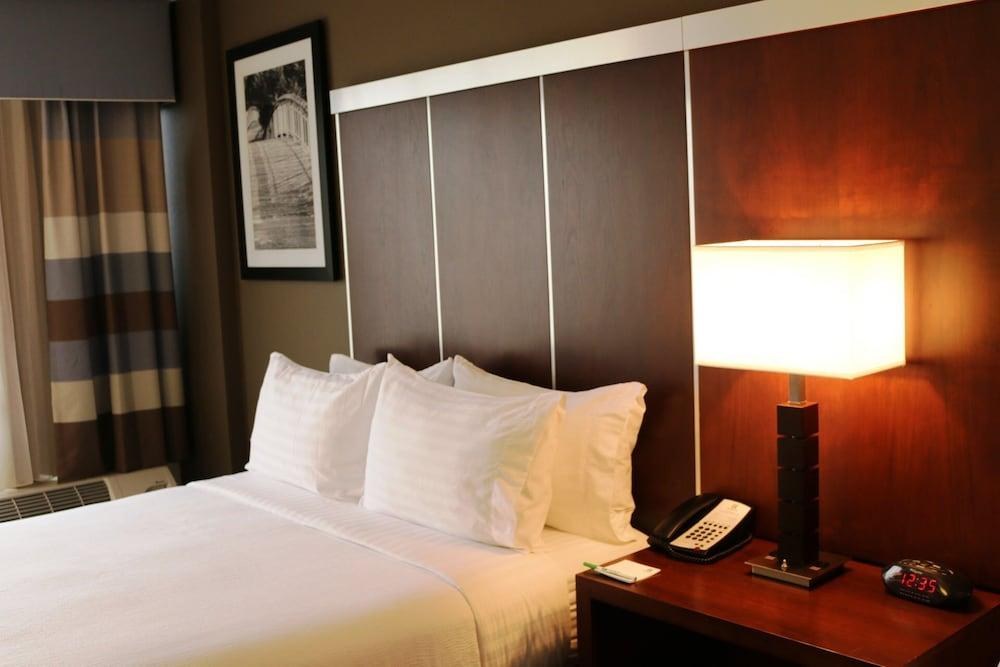 DOUBLETREE BY HILTON RALEIGH CRABTREE VALLEY photo 3