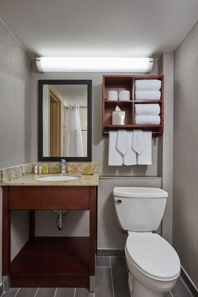 DOUBLETREE BY HILTON RALEIGH CRABTREE VALLEY photo 4