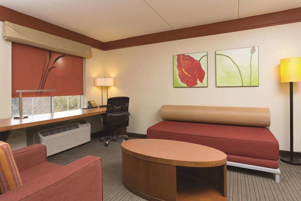 LA QUINTA INN & SUITES BY WYNDHAM RALEIGH CRABTREE photo 3