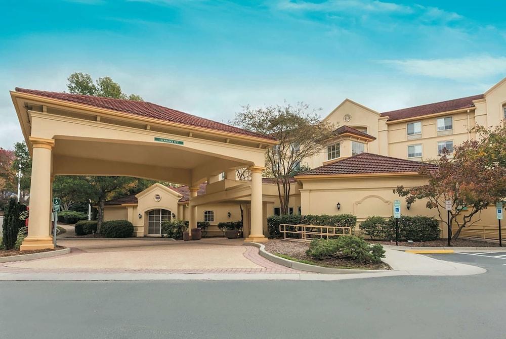 LA QUINTA INN & SUITES BY WYNDHAM RALEIGH CRABTREE photo 4