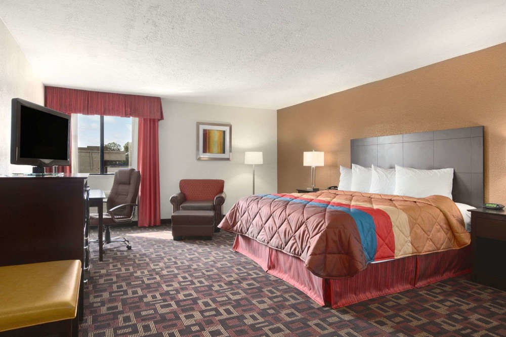 Ramada by Wyndham Tulsa photo 1