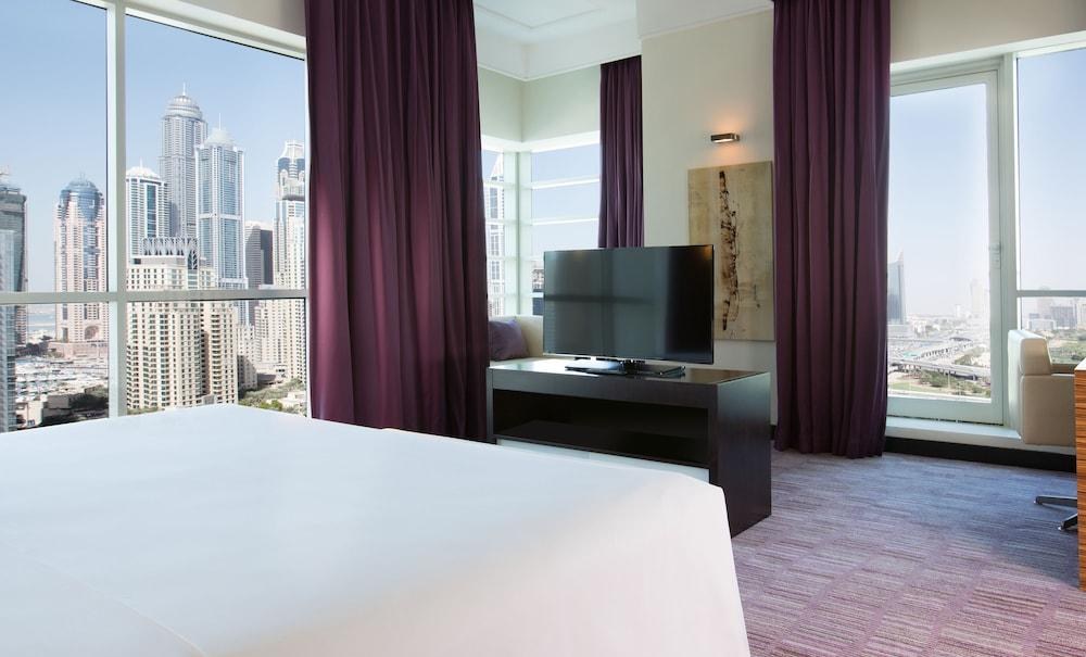 PULLMAN DUBAI JUMEIRAH LAKE TOWERS HOTEL photo 4