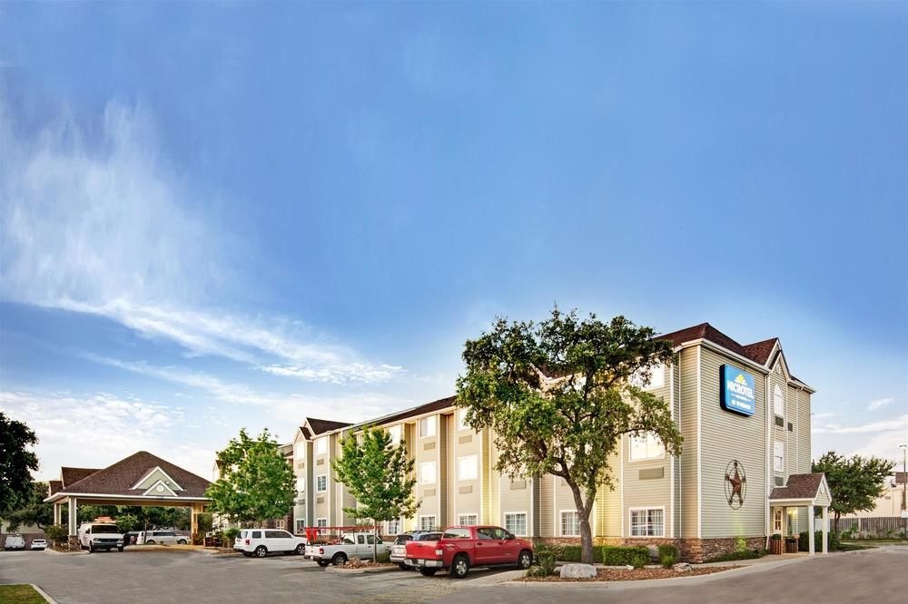 SUPER 8 BY WYNDHAM SAN ANTONIO AIRPORT NORTH