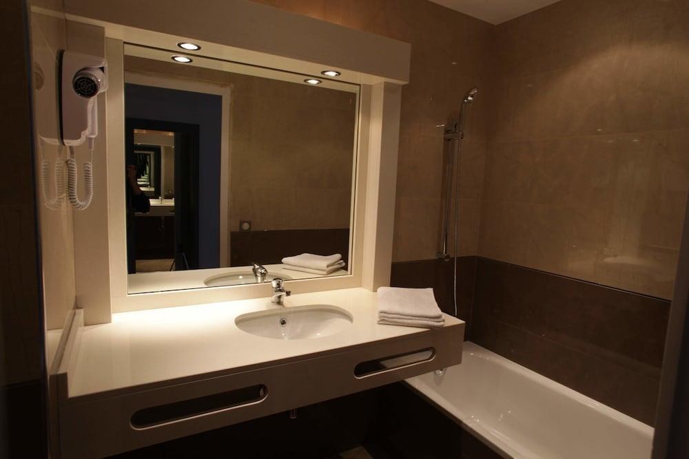 Hotel The Originals Grenoble Meylan Les Trois Roses photo 2