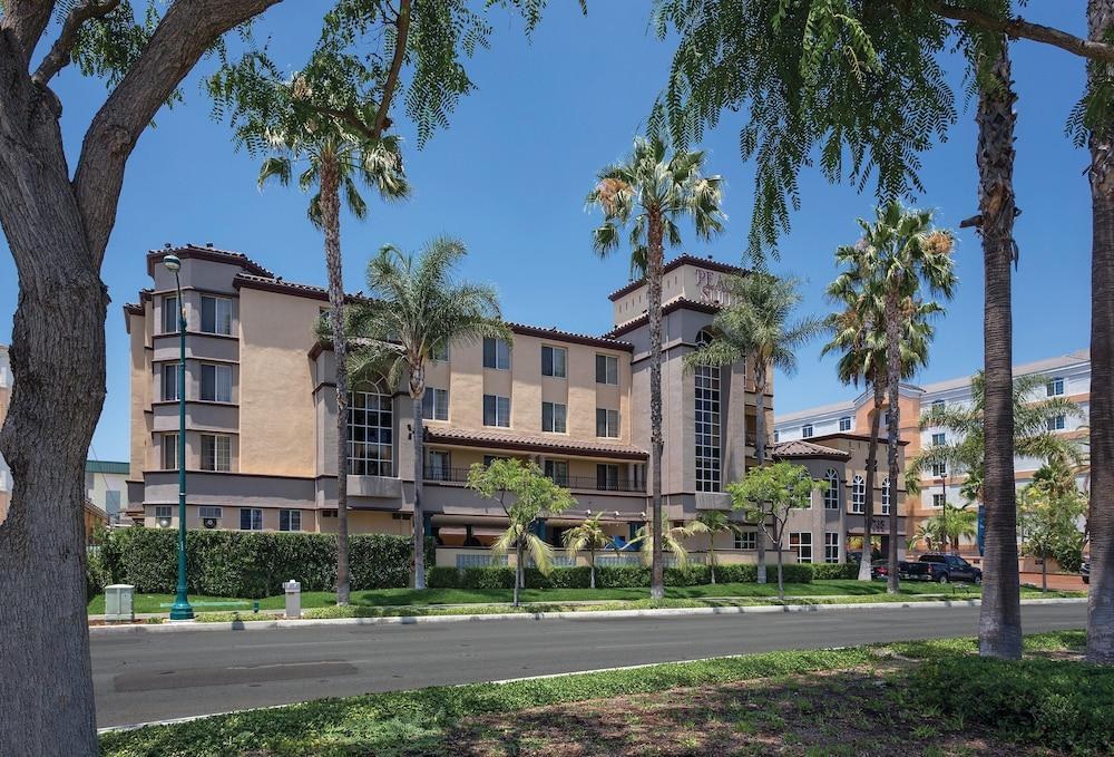 PEACOCK SUITES photo 4
