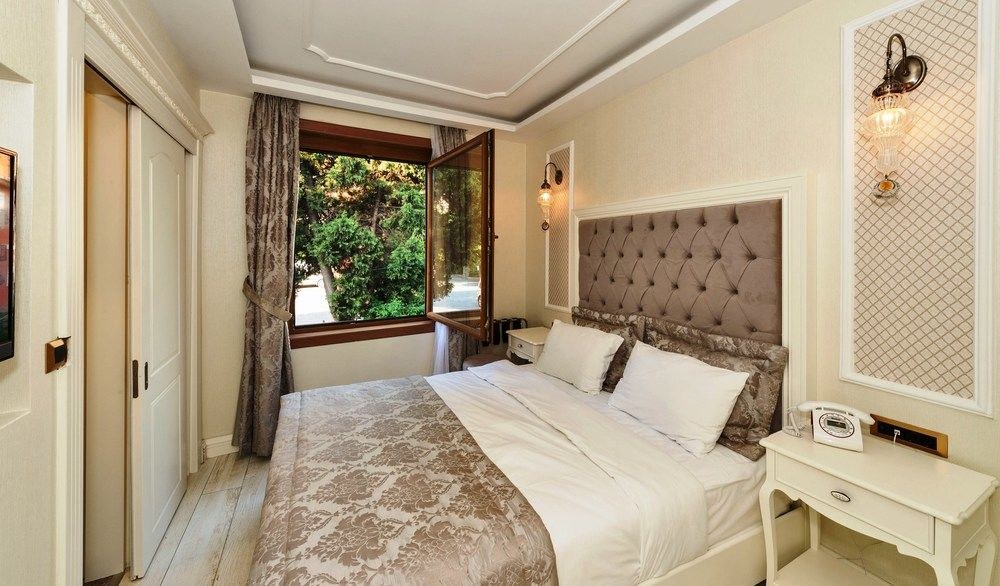 ZEYNEP SULTAN photo 1