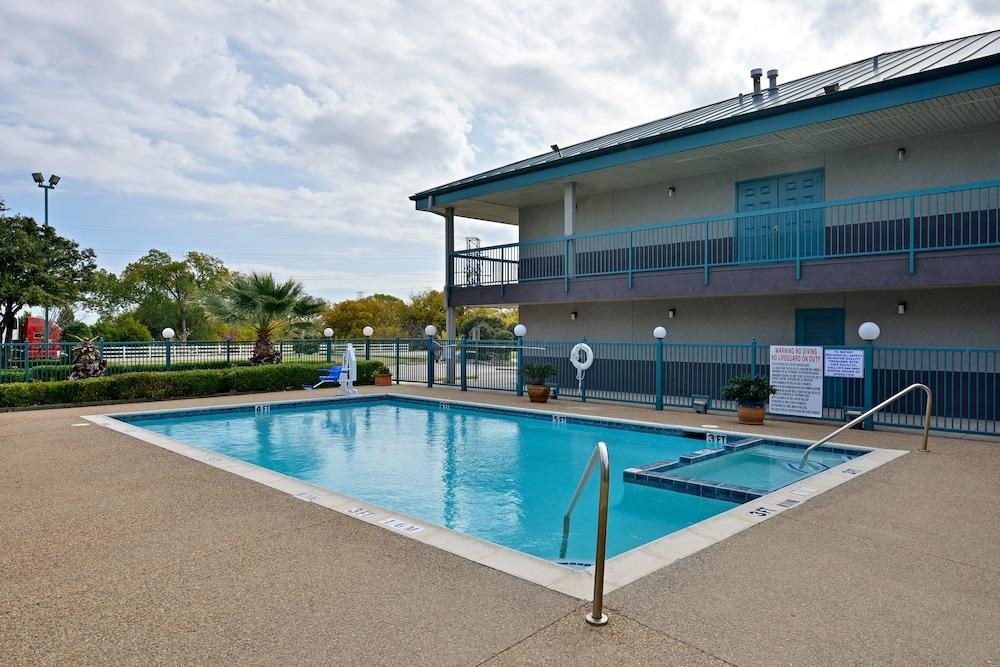 AMERICAS BEST VALUE INN FORT WORTH photo 2