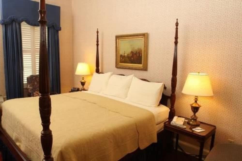 1842 Inn photo 2