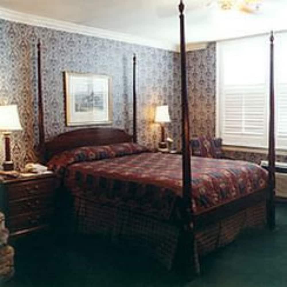 1842 Inn photo 4