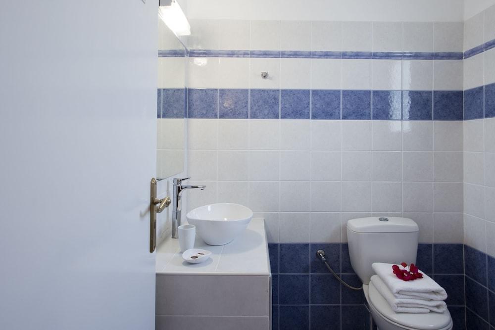 ALEXANDRA HOTEL & APARTMENTS photo 2