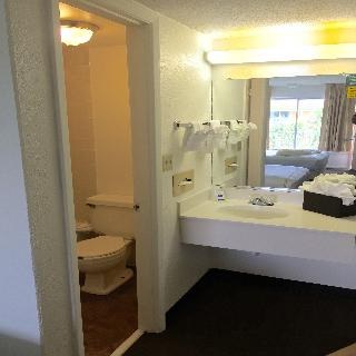Roomba Inn & Suites photo 4