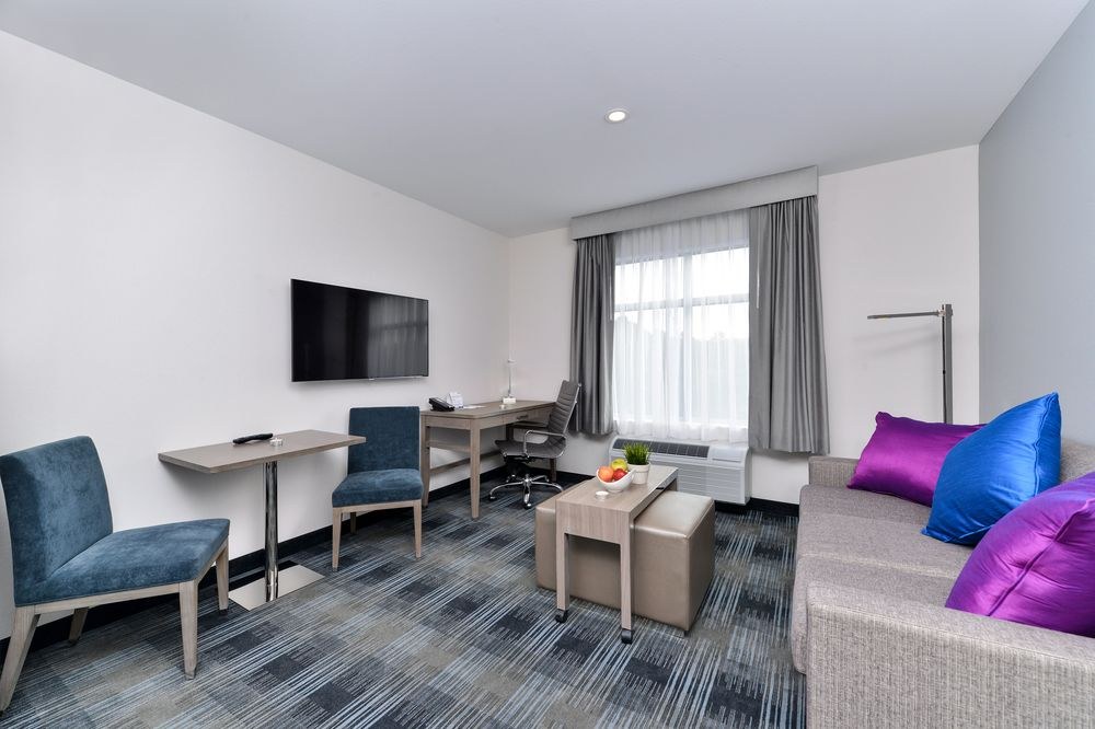 HOLIDAY INN EXPRESS & SUITES SAN DIEGO-CIRCLE photo 1