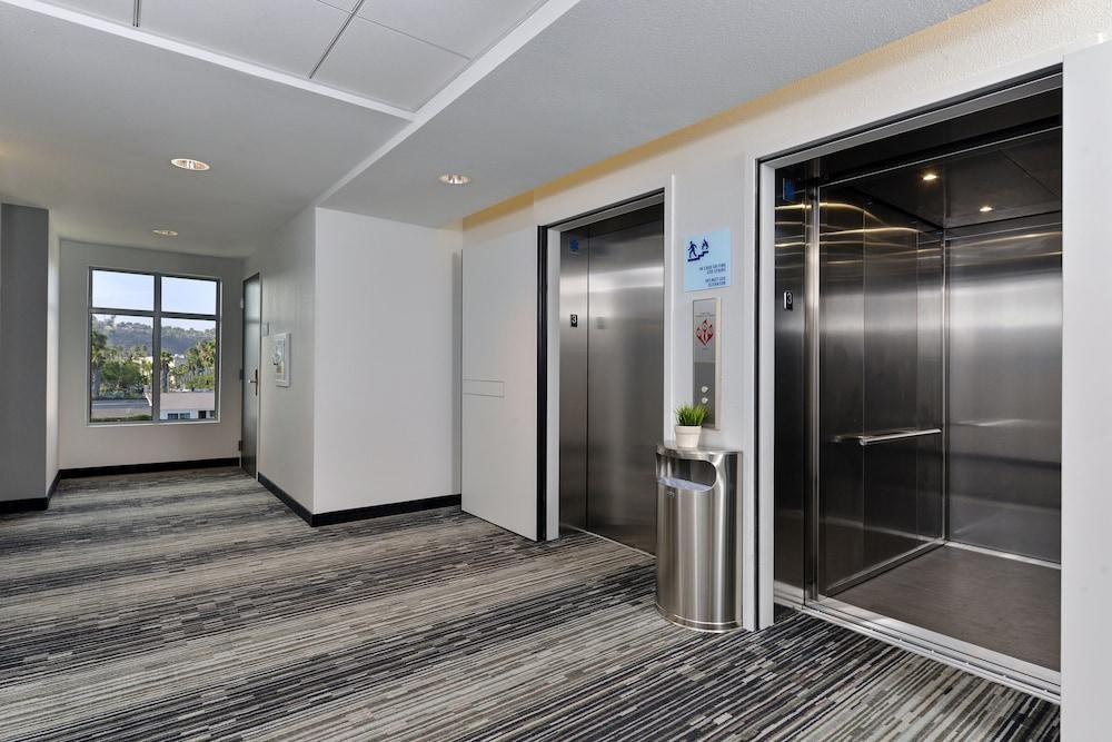 HOLIDAY INN EXPRESS & SUITES SAN DIEGO-CIRCLE photo 2