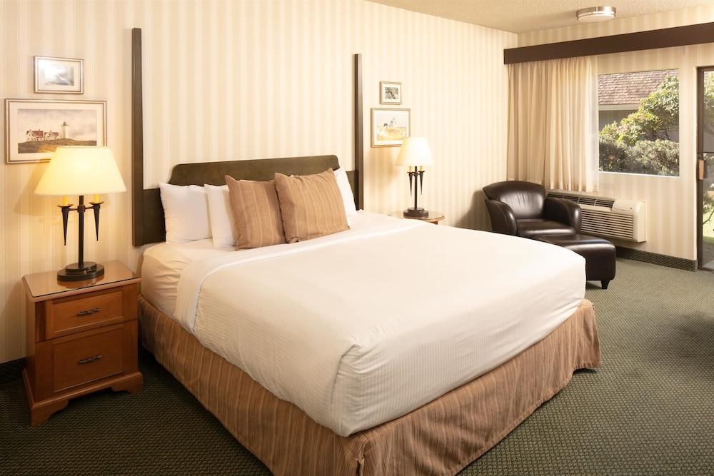 RED LION HOTEL BELLEVUE photo 2