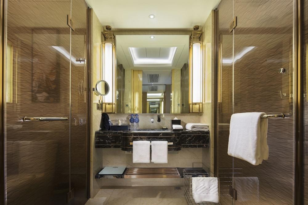 Hilton Wuhan Riverside photo 4