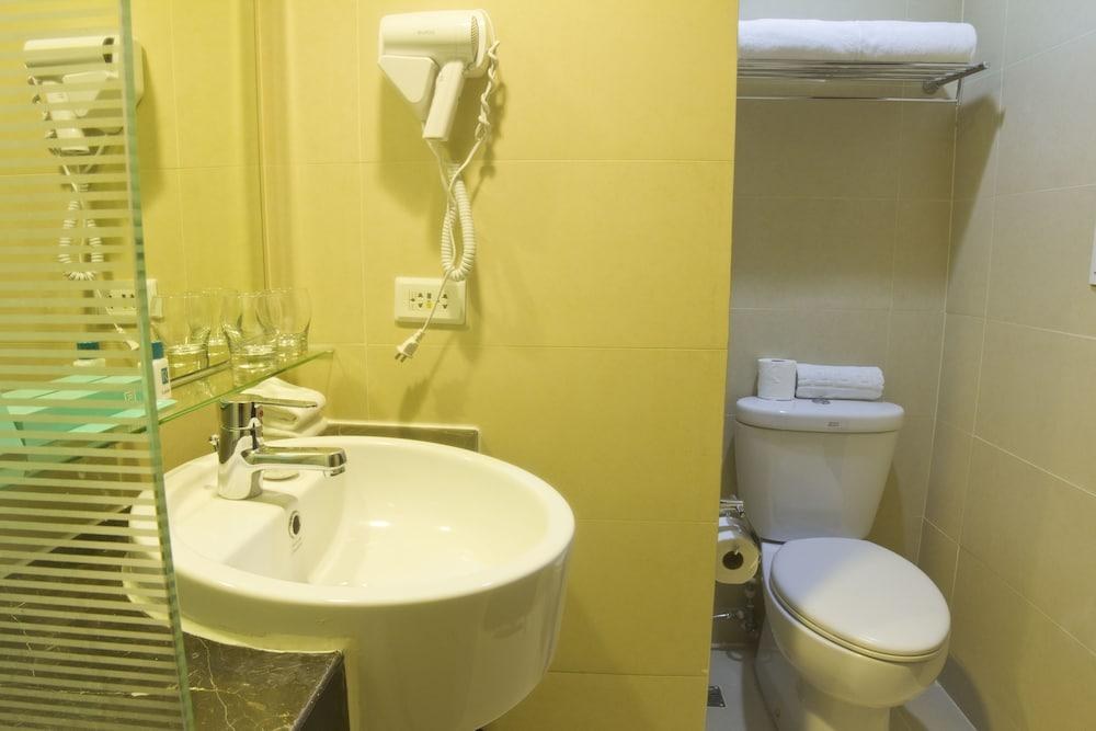 HOLIDAY INN EXPRESS NEWPORT CITY photo 3