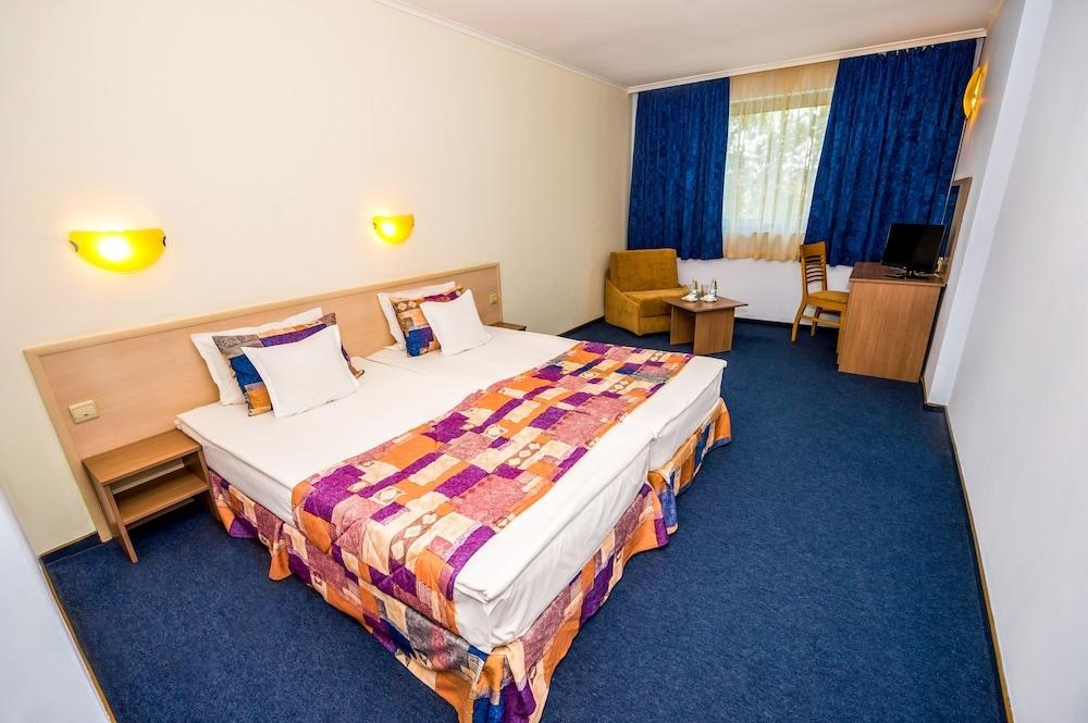 AQUA HOTEL BURGAS photo 2