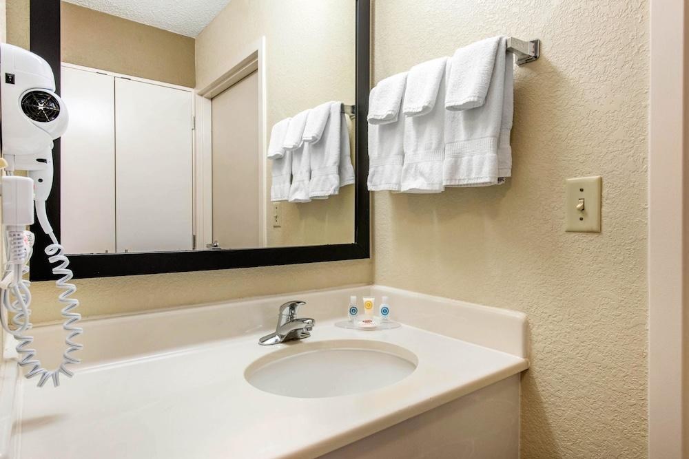 COMFORT INN AND SUITES CONVENTION CENTER photo 3