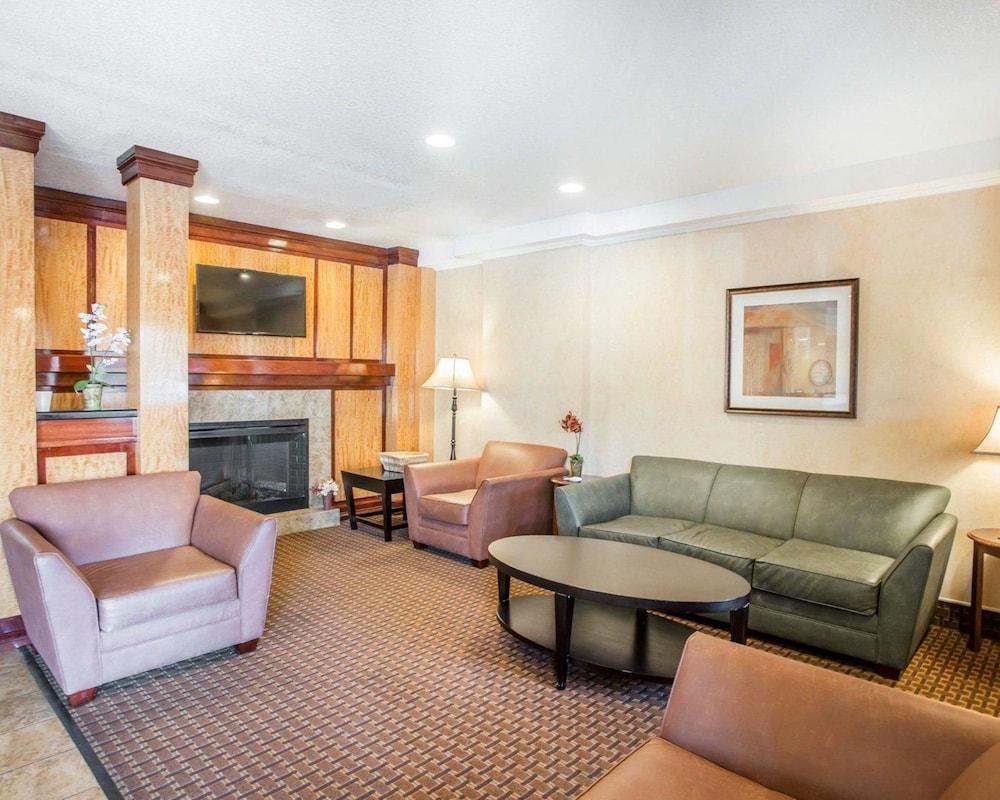 QUALITY INN AND SUITES DENVER INT'L ARPT photo 2