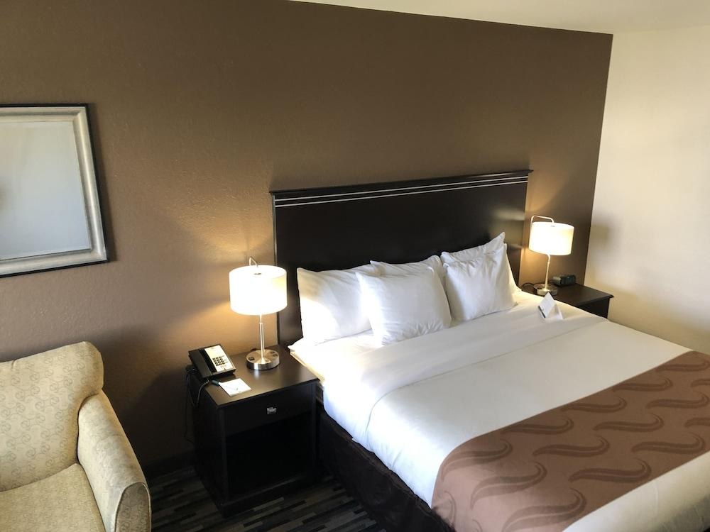 QUALITY INN AND SUITES DENVER INT'L ARPT photo 3