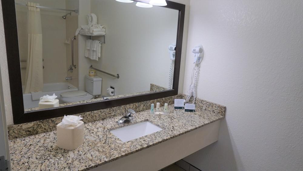 QUALITY INN AND SUITES DENVER INT'L ARPT photo 4
