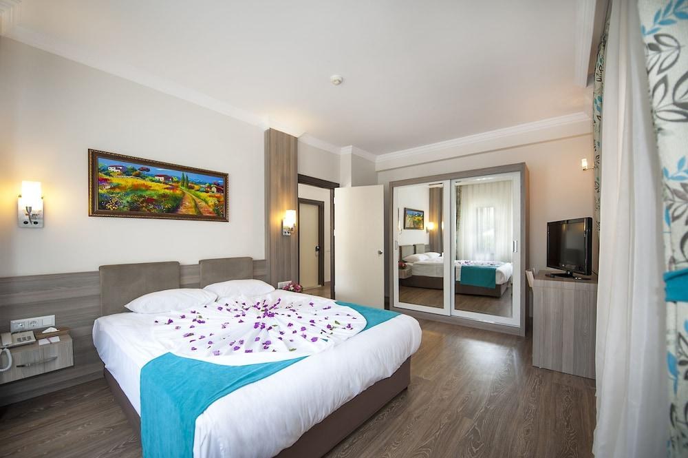 Crystal Aura Beach Resort & Spa photo 2