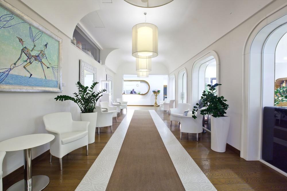 PLAZA HOTEL photo 2
