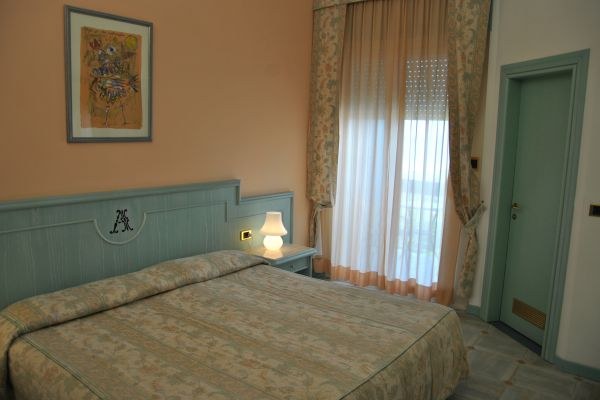AURELIA photo 3
