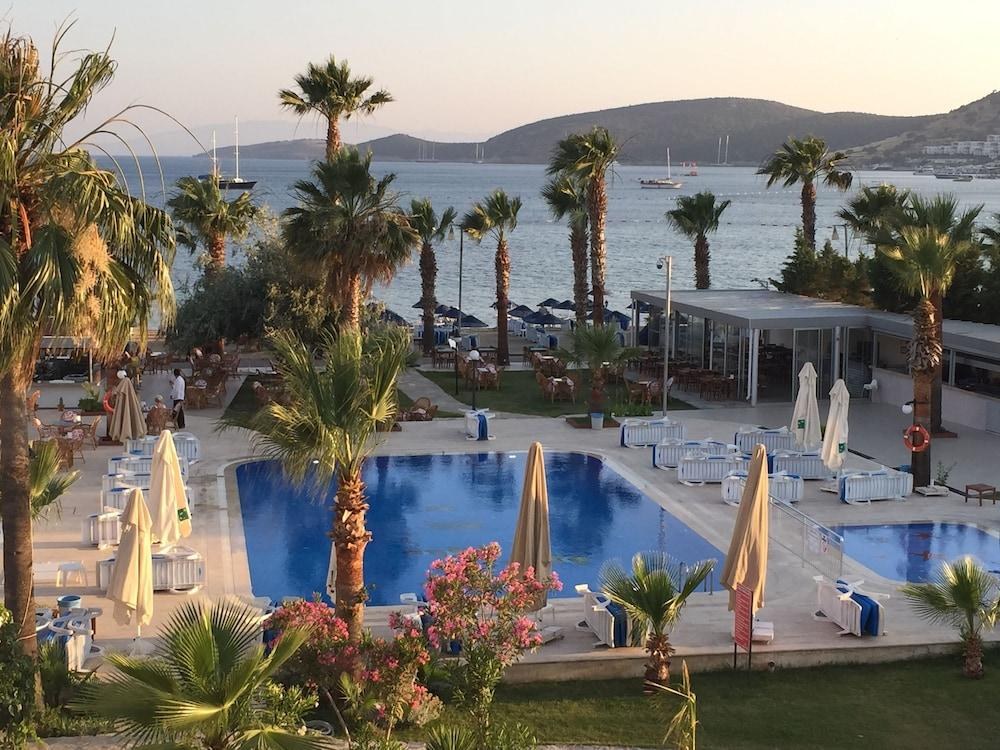 NAGI BEACH HOTEL photo 2