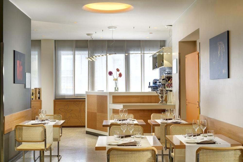 UNA HOTELS MEDITERRANEO MILANO photo 2