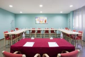 B and B Hotel Madrid Aeropuerto T1 T2 T3 [Ex-Holiday Inn Express] photo 3