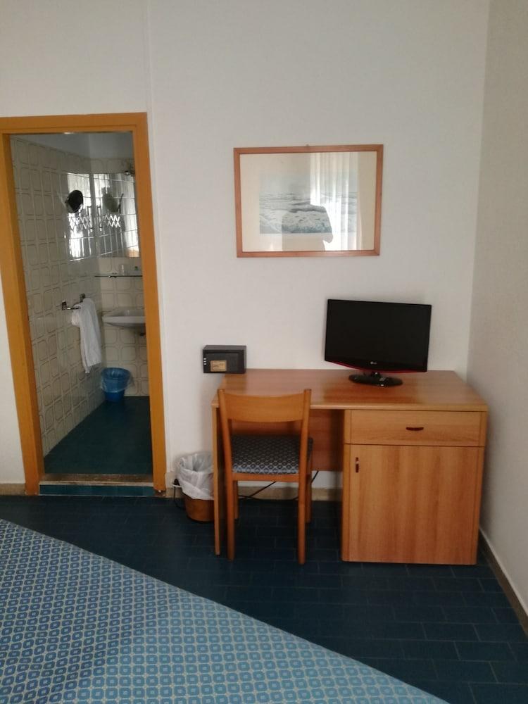 HOTEL HERON photo 2