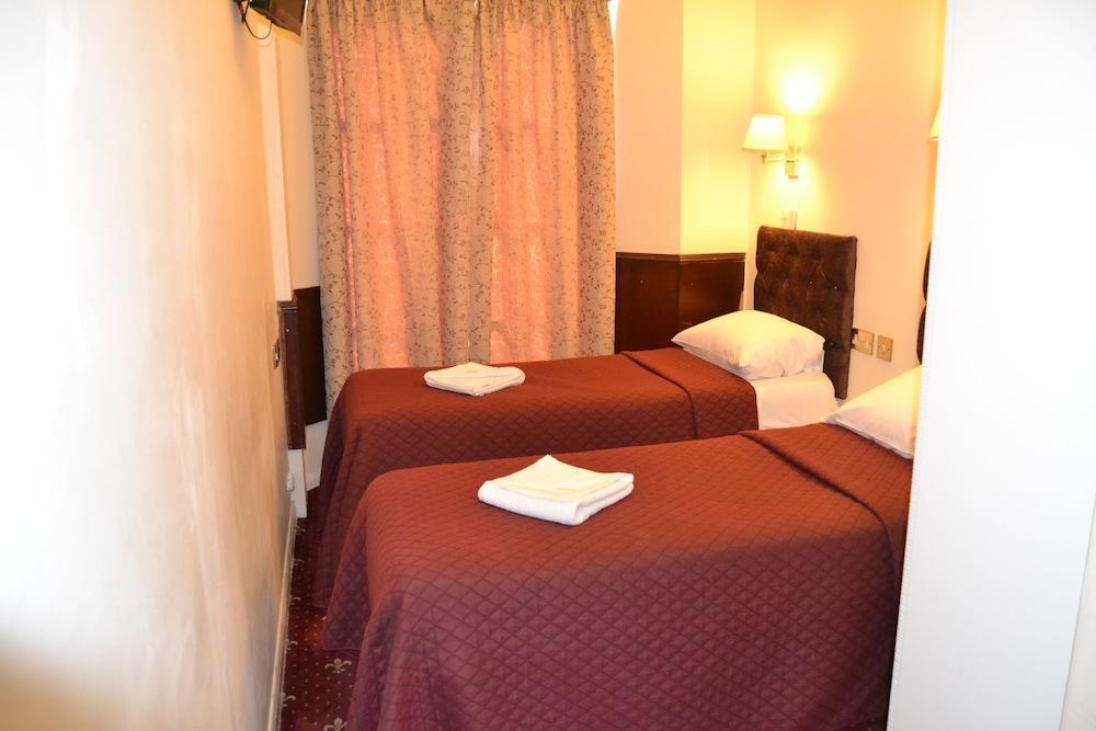 Hyde Park Court photo 2